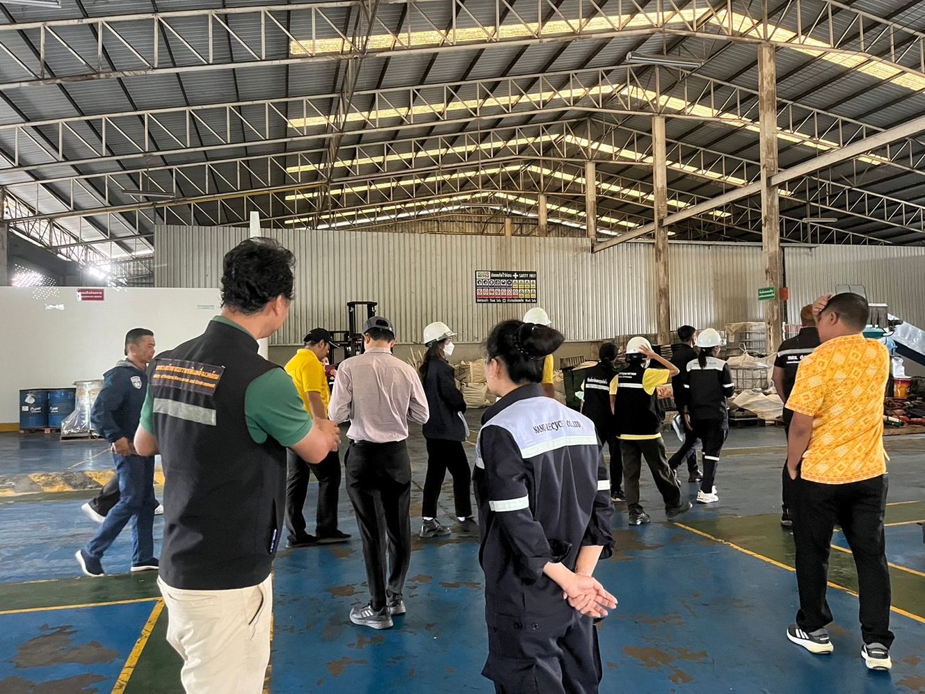 ทีมงานประชุมความปลอดภัยก่อนปฏิบัติงานในโรงงาน